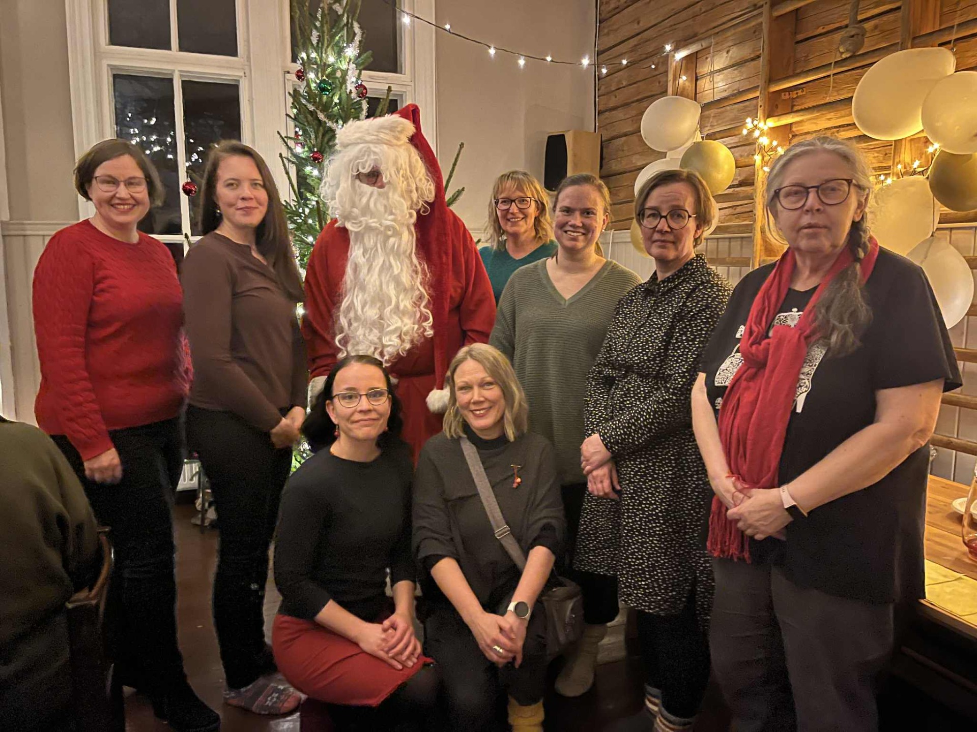 Hallituksen väkeä joulutunnelmissa: Ylhäältä vasemmalta Johanna, Nina, Katja, Emma, Riitta ja Raija, alarivissä Saara ja Minna-Mari
