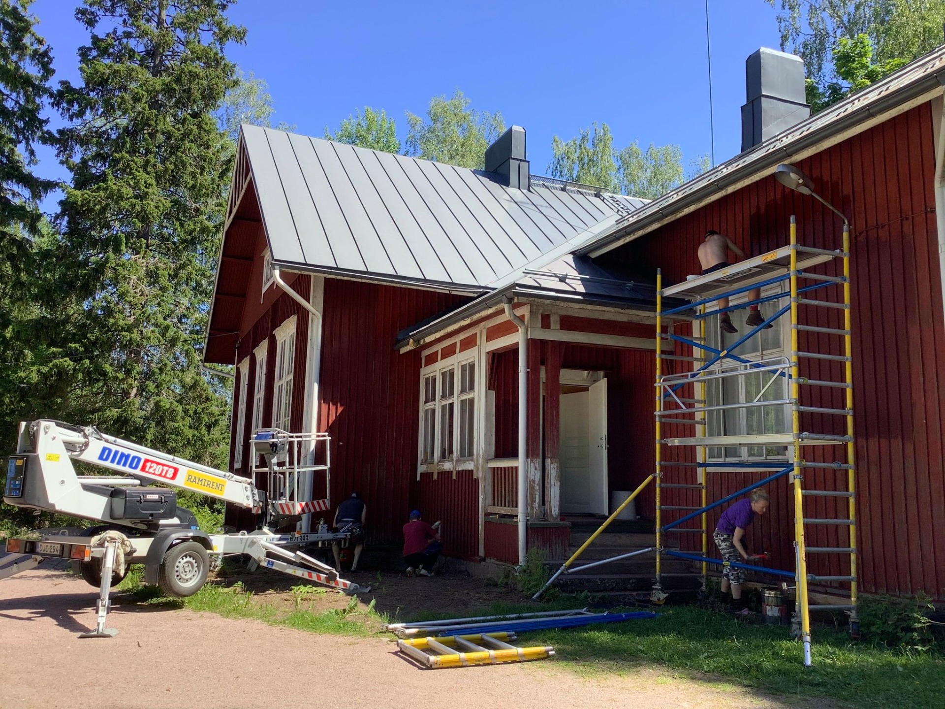Koulun suurimmat remonttiprojektit on hetkellisesti saatettu valmiiksi, joten voit tulla mukaan pelkäämättä, että ensi kesänä olet velvoitettu istumaan rakennustelineillä - vaikka hauskaahan se oli, ja telineiden ylätasolle kavunnut puheenjohtaja totesikin, että Hongiston kyläyhdistyksessä pääsee etenemään korkealle!